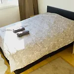 Large Modern 3 Bedrooms House With Patio/Terrace