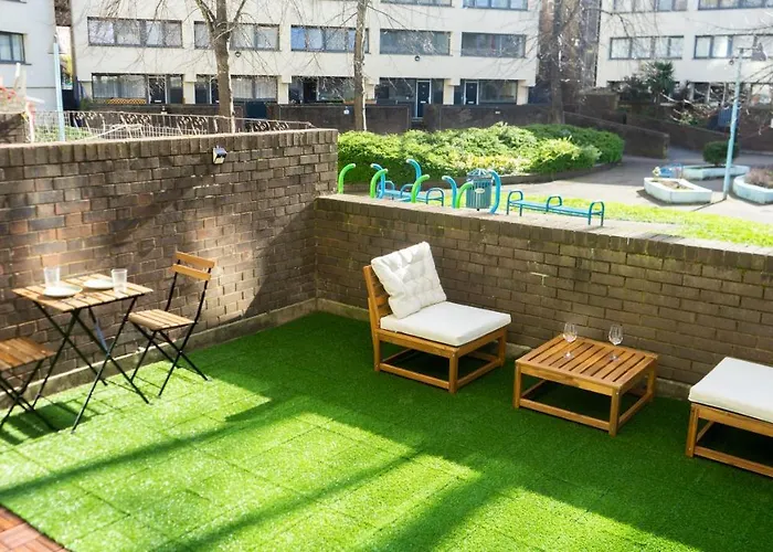 Large Modern 3 Bedrooms House With Patio/Terrace