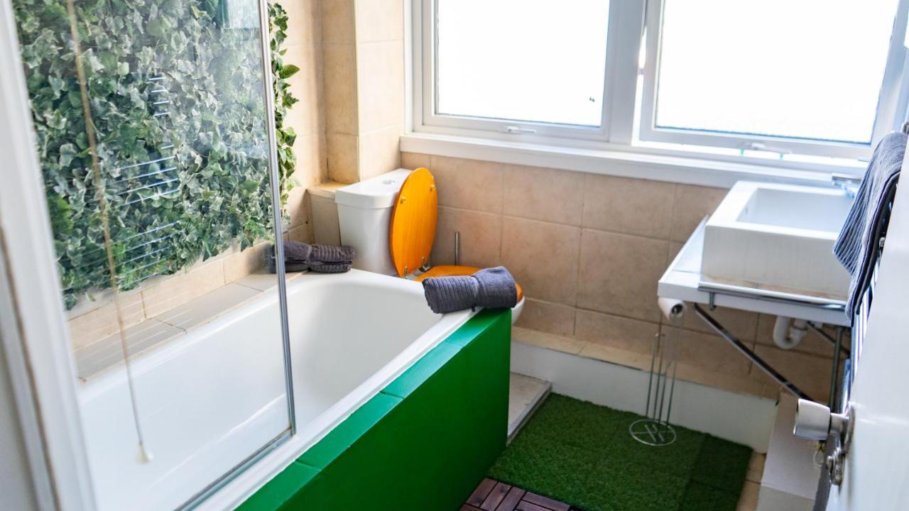 Apartment Large Modern 3 Bedrooms House With Patio/terrace London